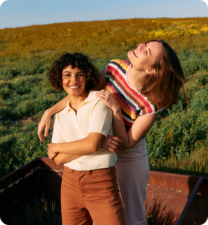 Une femme se tient avec un chien à côté d'un graphique des perspectives salariales.