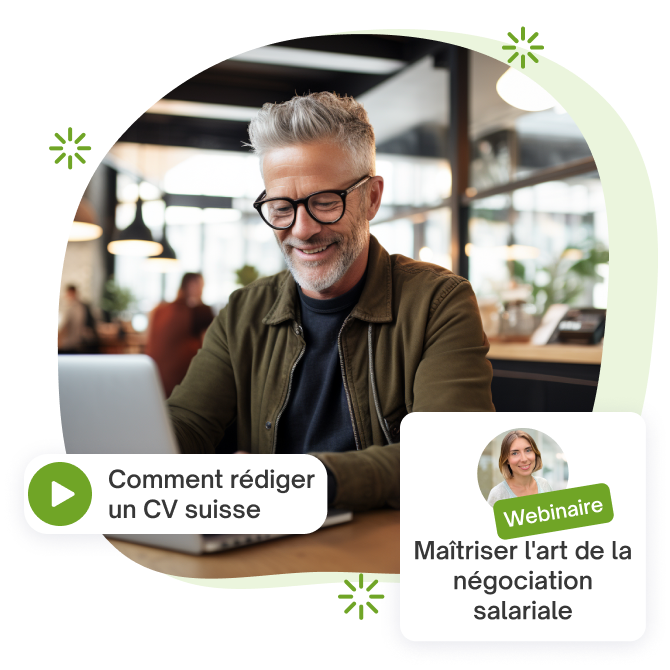 Homme souriant avec des lunettes travaillant sur un ordinateur portable dans un café, apprenant sur jobup.ch comment rédiger un CV qui se démarque sur le marché du travail suisse.